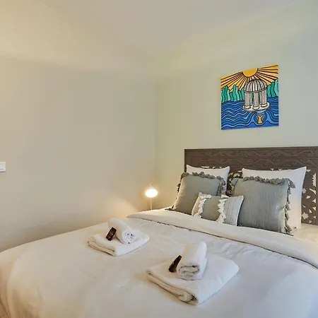 2 Bedrooms Center Of Paris
